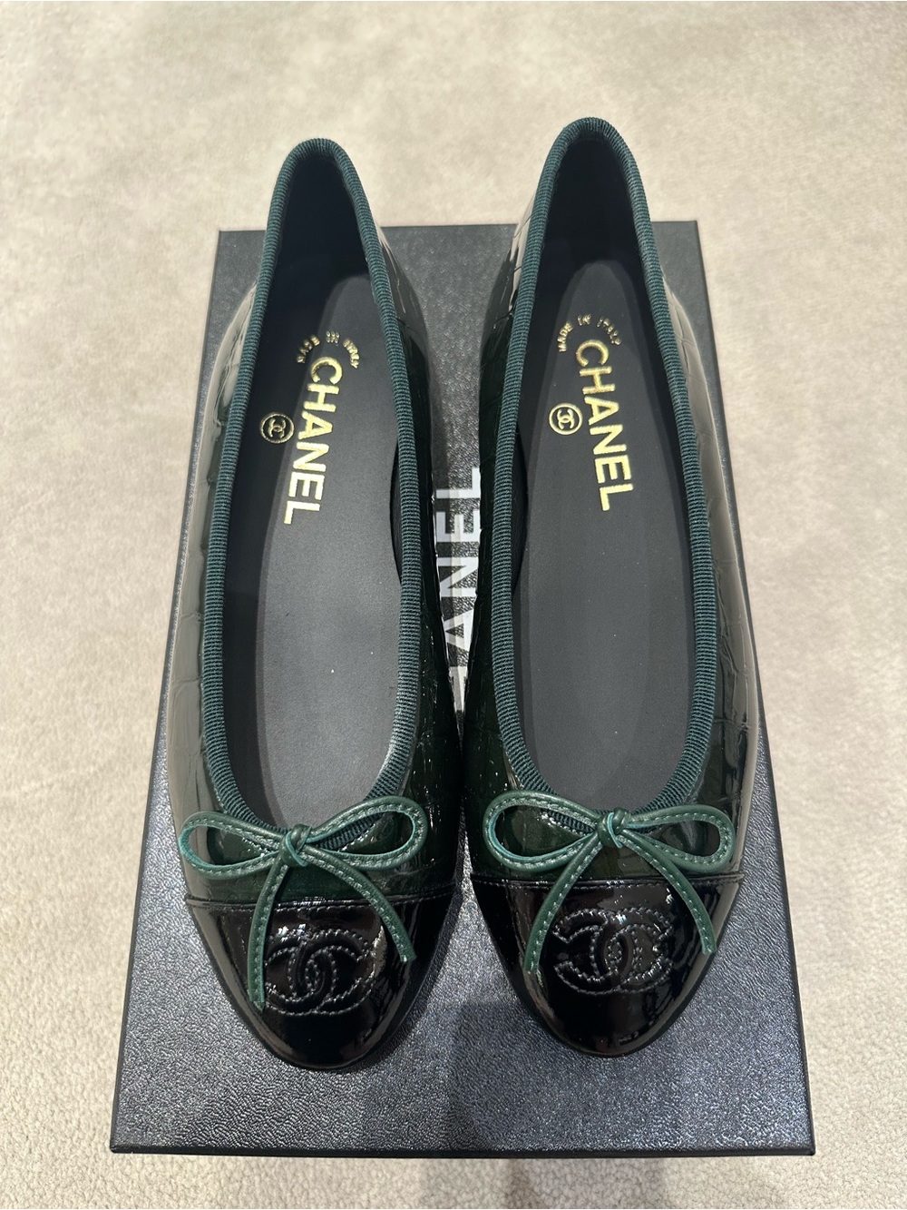 Chanel 26A Crocodilo Embossed Patent
Dark Green & Black ballet flats Size 36.5